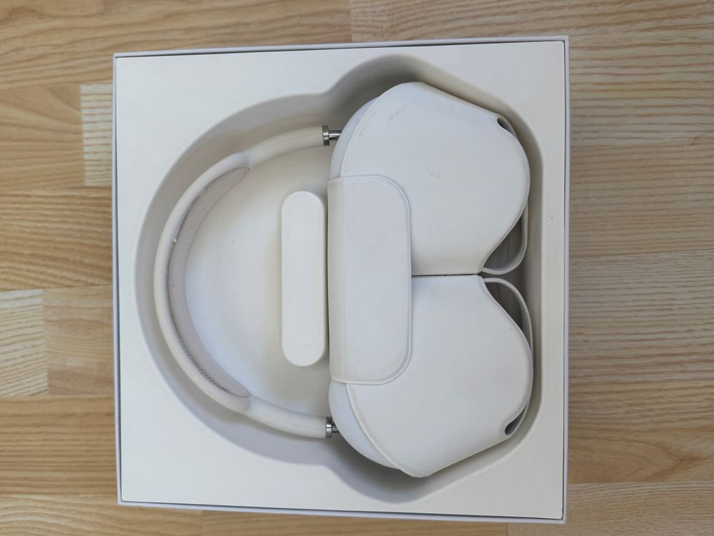 AirPods Max з кейсом