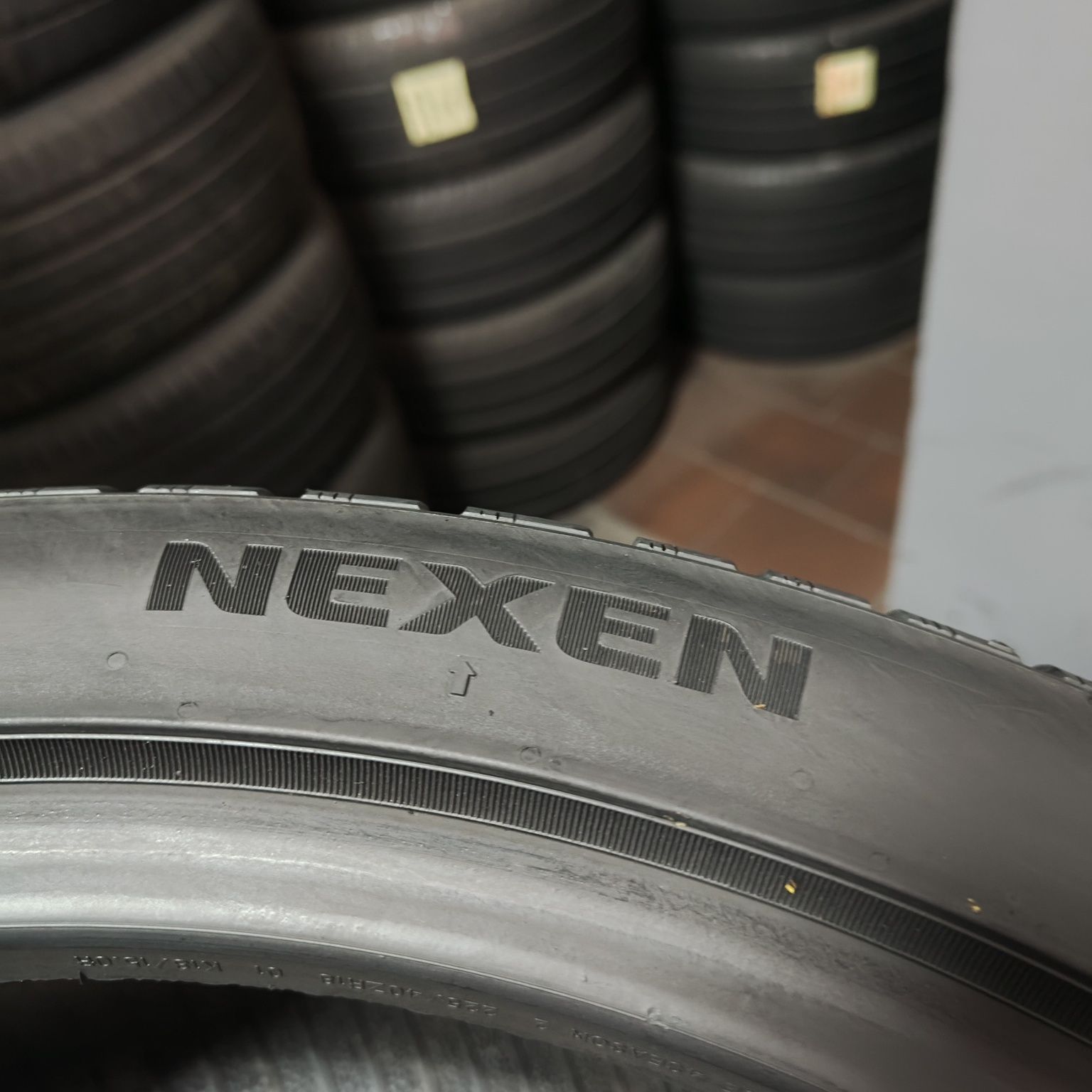 225/40/18 XL Sprzedam parę opon całorocznych Nexen