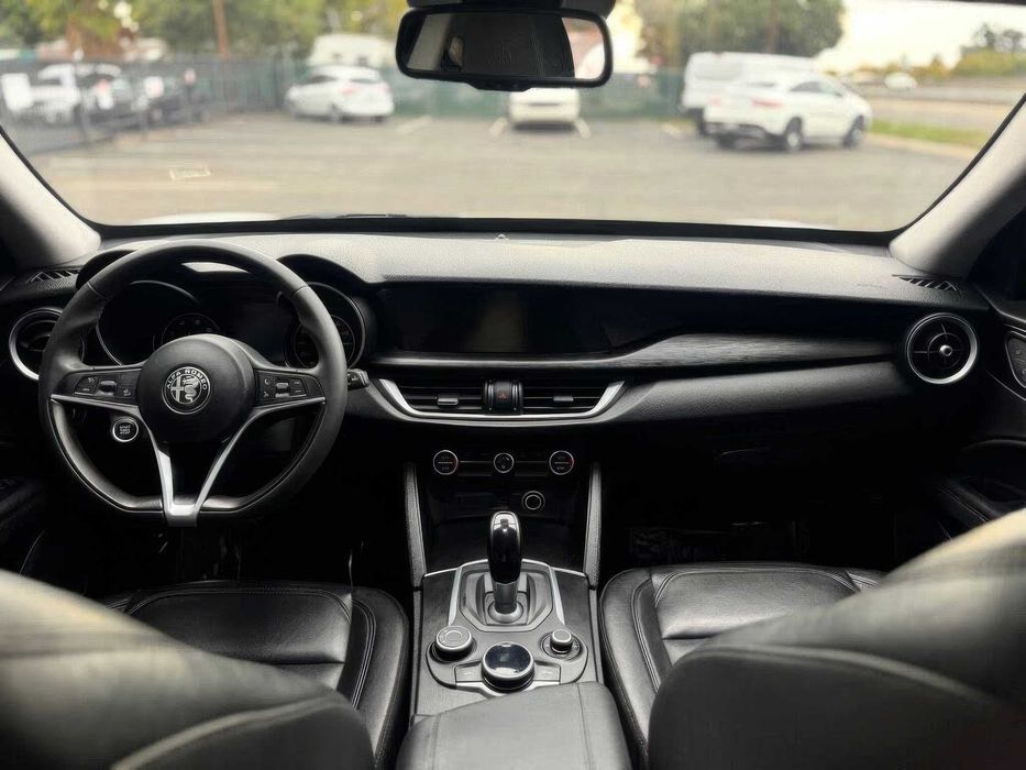 Alfa Romeo Stelvio      2018