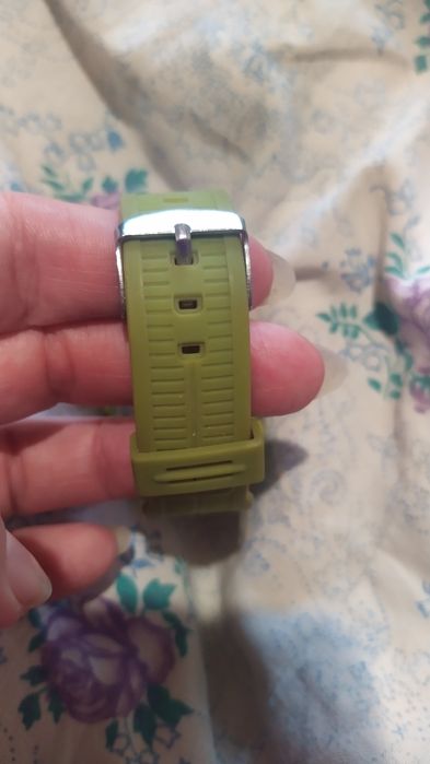 Кварцевые часы нужно вставить батарейку