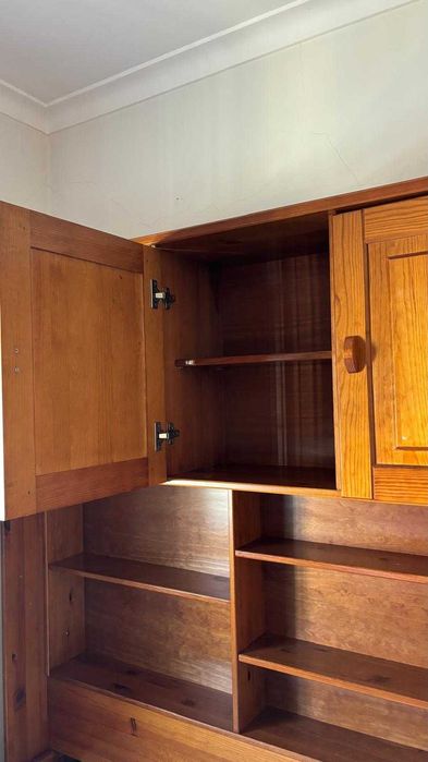 Cama dupla solteiro com estante em madeira e colchão