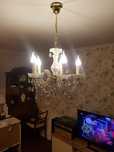 Lampa wisząca z kryształkami.