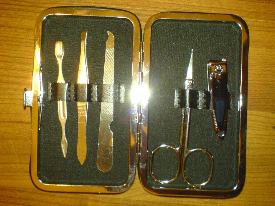 KOSMETYCZKA Zestaw 5 przyrządów do MANICURE PEDICURE etui srebrne nowe