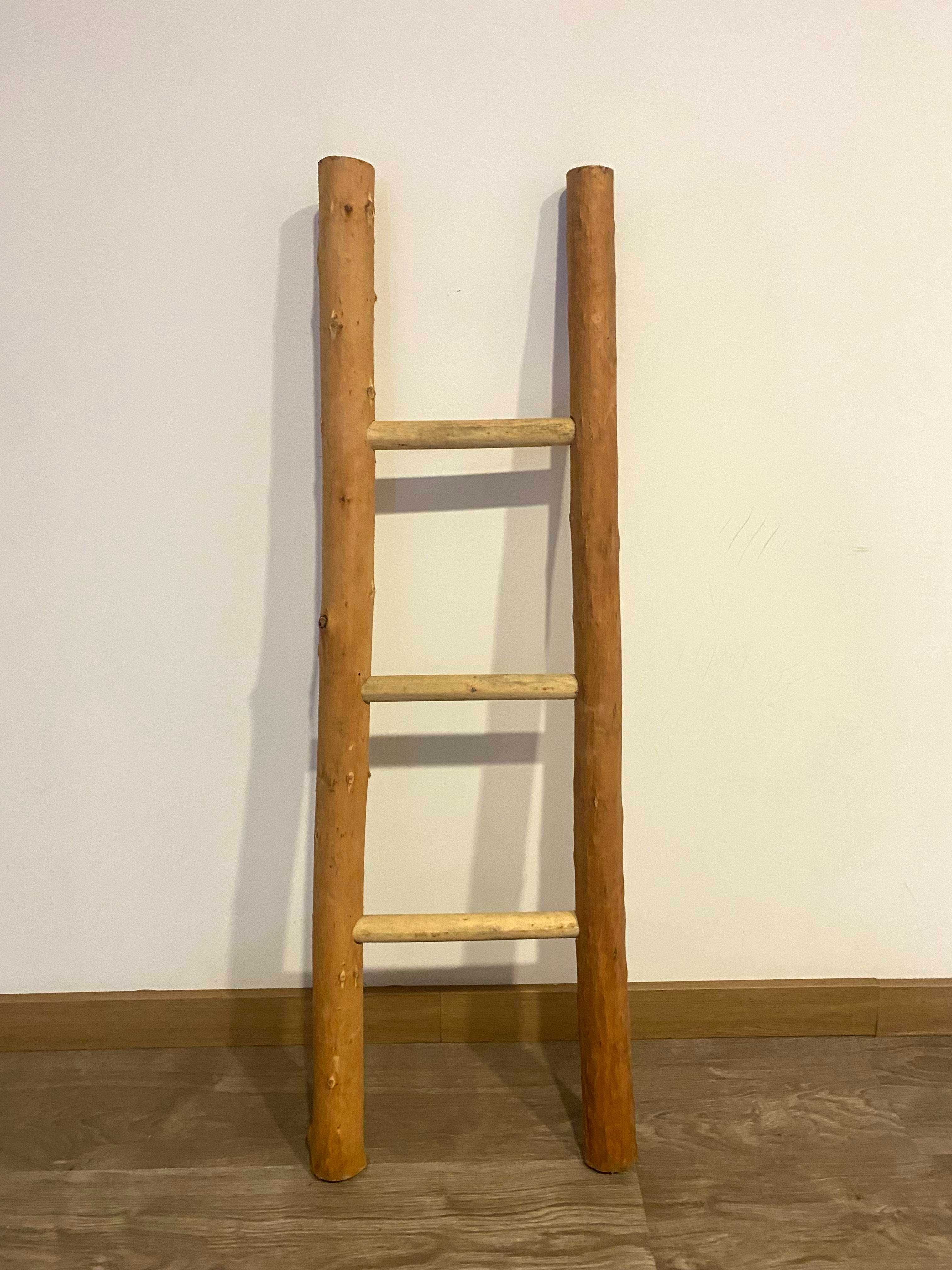 Mini escada de madeira decorativa