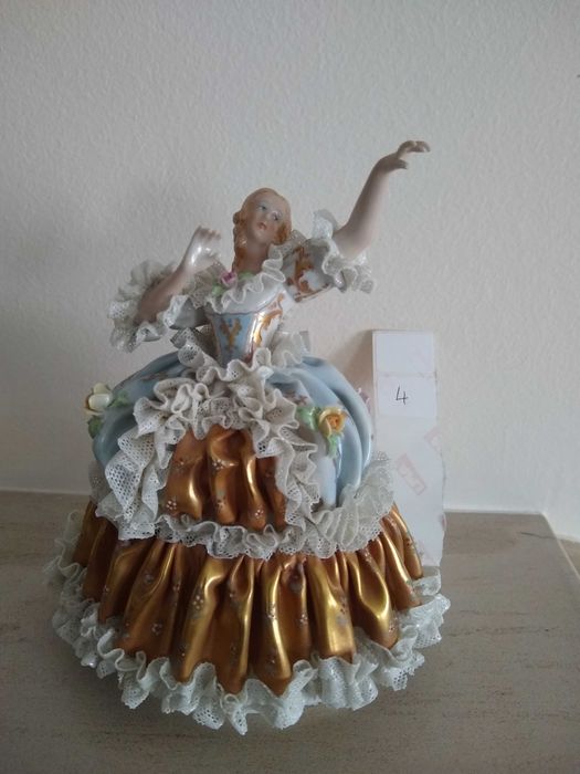 Figura feminina de porcelana fina - Artibus