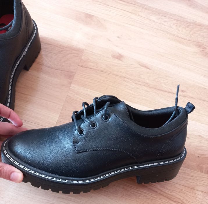 Czarne buty wiązane