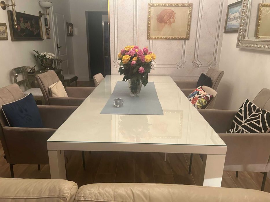 Stół do jadalni drewno lakierowane, nierozkladany