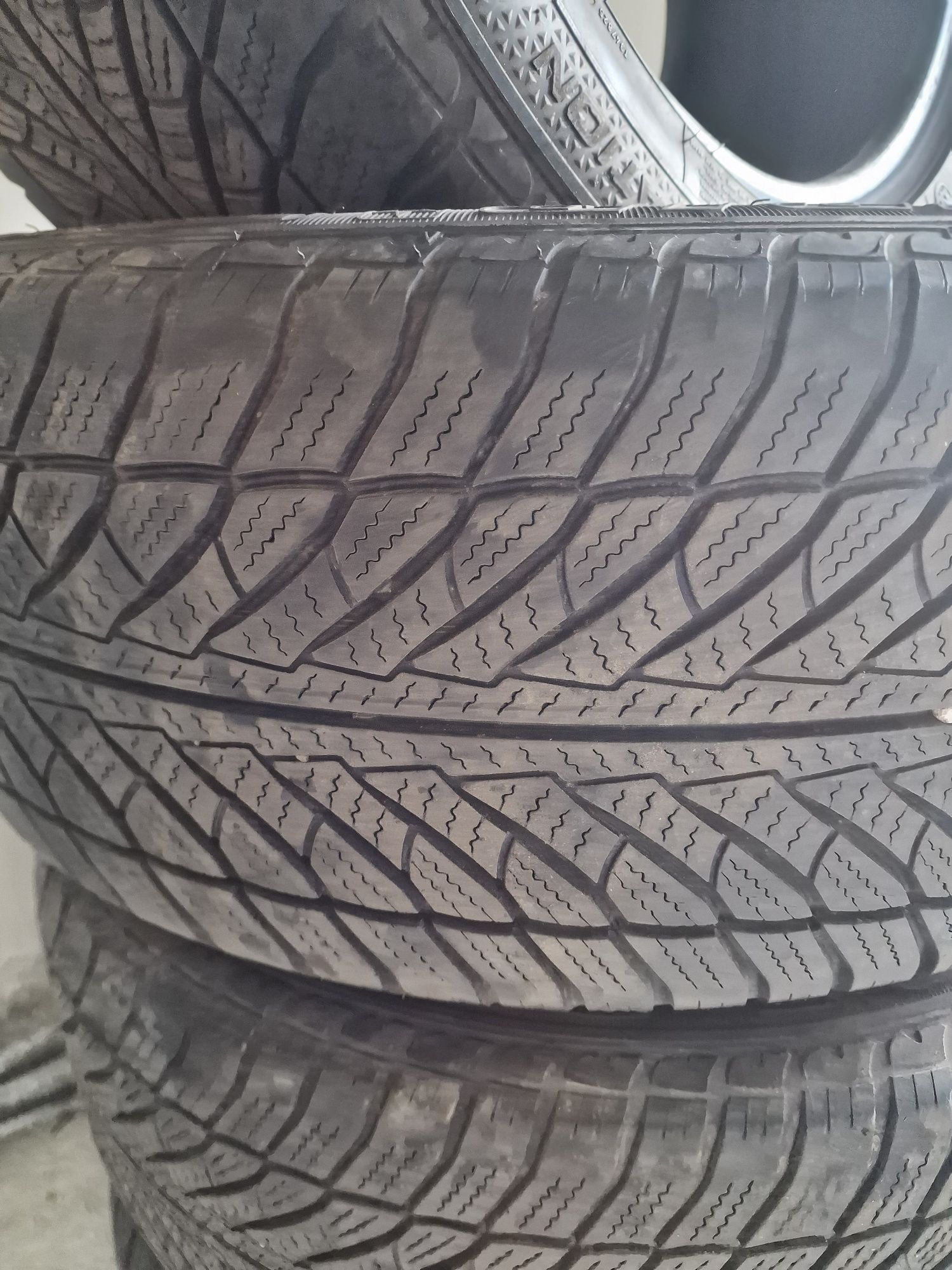 Opony zimowe Goodyear 255/50/19