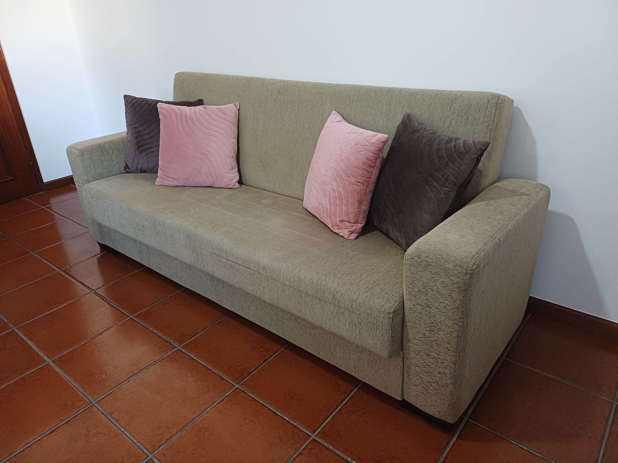100 € Sofá cama usado em bom estado.
