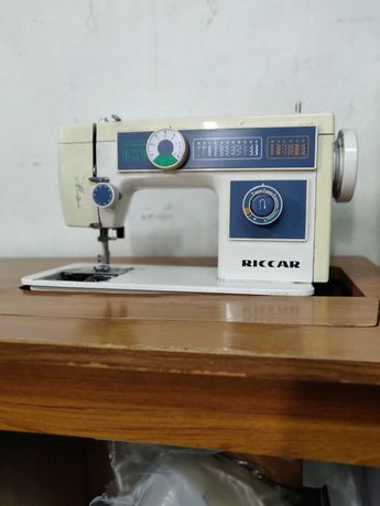 Máquina costura com mesa