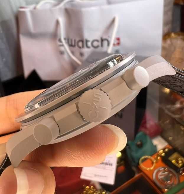 Swatch x Omega Bioceramic Moonswatch Mission to the Moon
SO33M100
