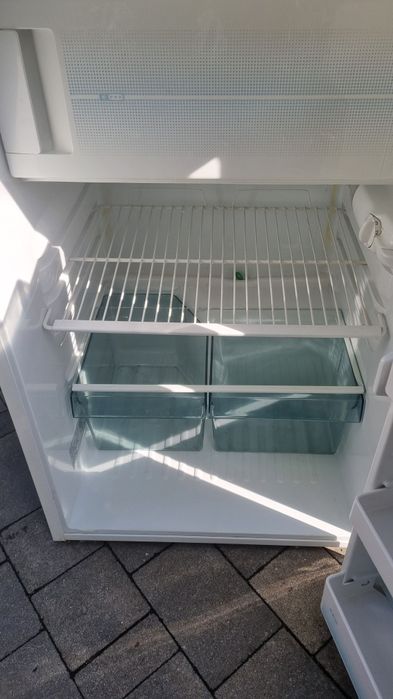 Mała lodówka AEG z zamrażalnikiem