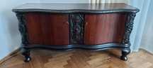 Komoda z lat 50-tych w stylu chippendale.