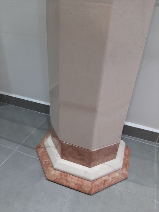 Movel de colunas de pedra