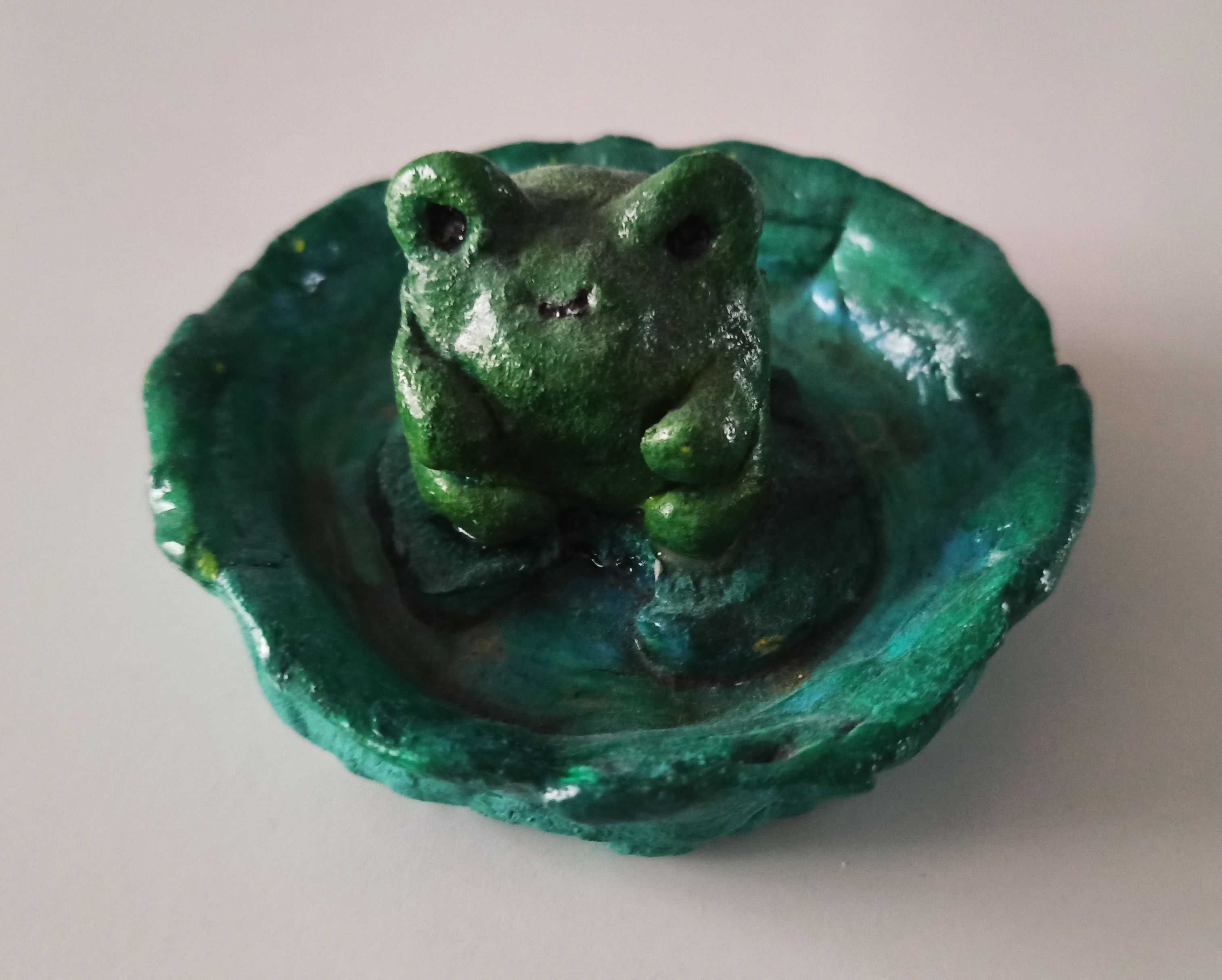 zielona żabka w stawiku - figurka dekoracyjna na biurko 9,5 cm