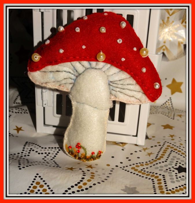 Ręcznie wykonana - wyszywana bombka świąteczna - handmade-Muchomor