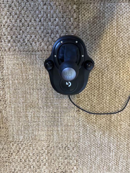 Продам ігровий руль Logitech g29