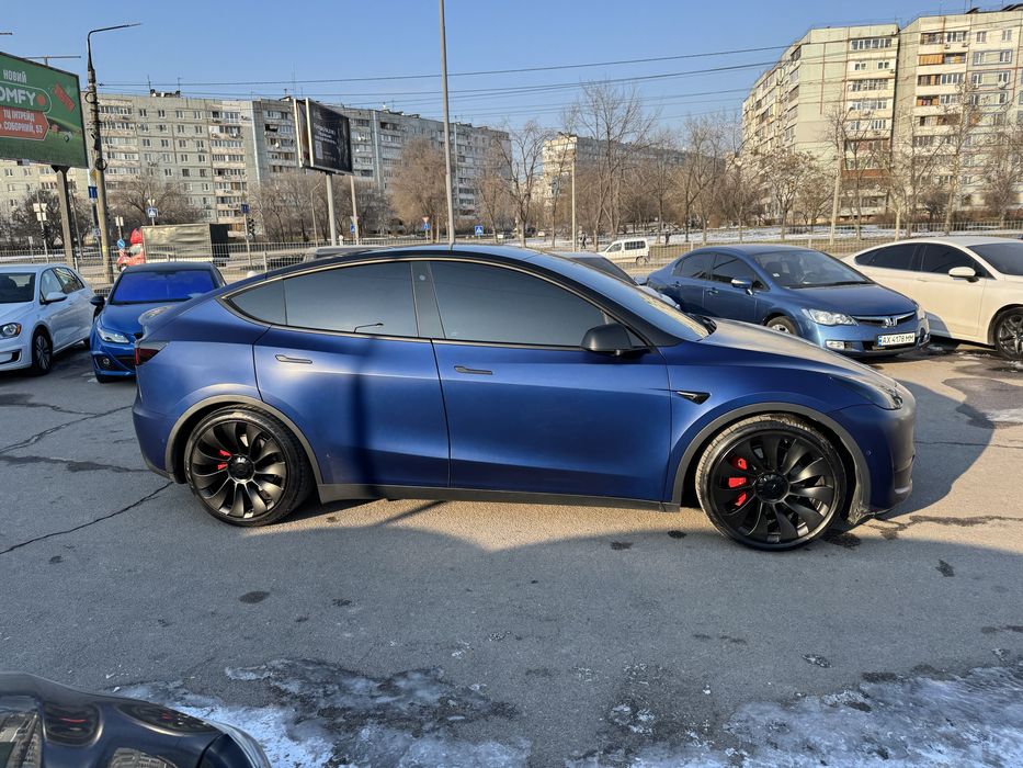 Продам TESLA Y Perfomance