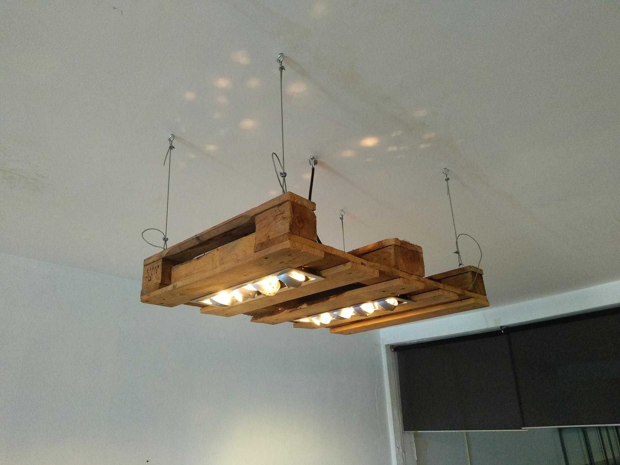 Projetores de luz encastrados em paletes para tecto.