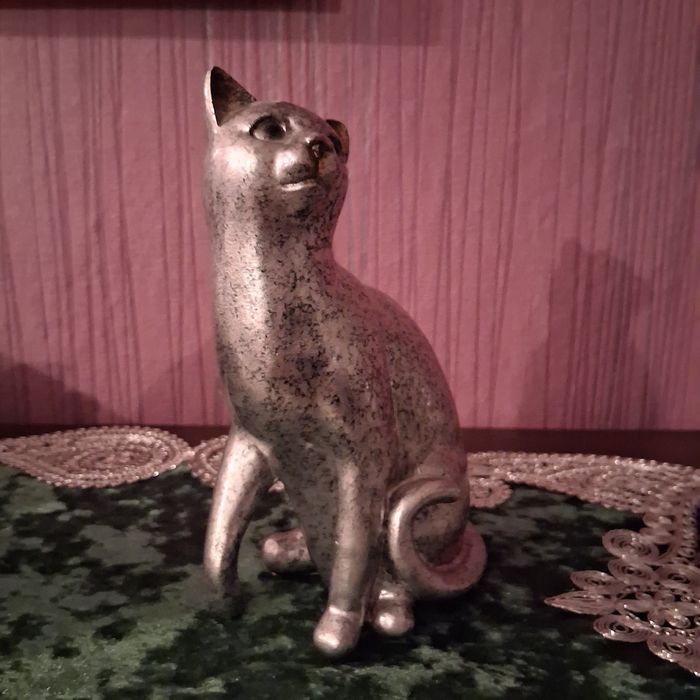 Dwie figurki kotów z cyrkoniami