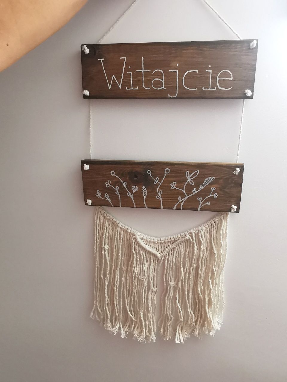 Napis boho "witajcie" z makramą sala weselna, ślub boho rustykalne