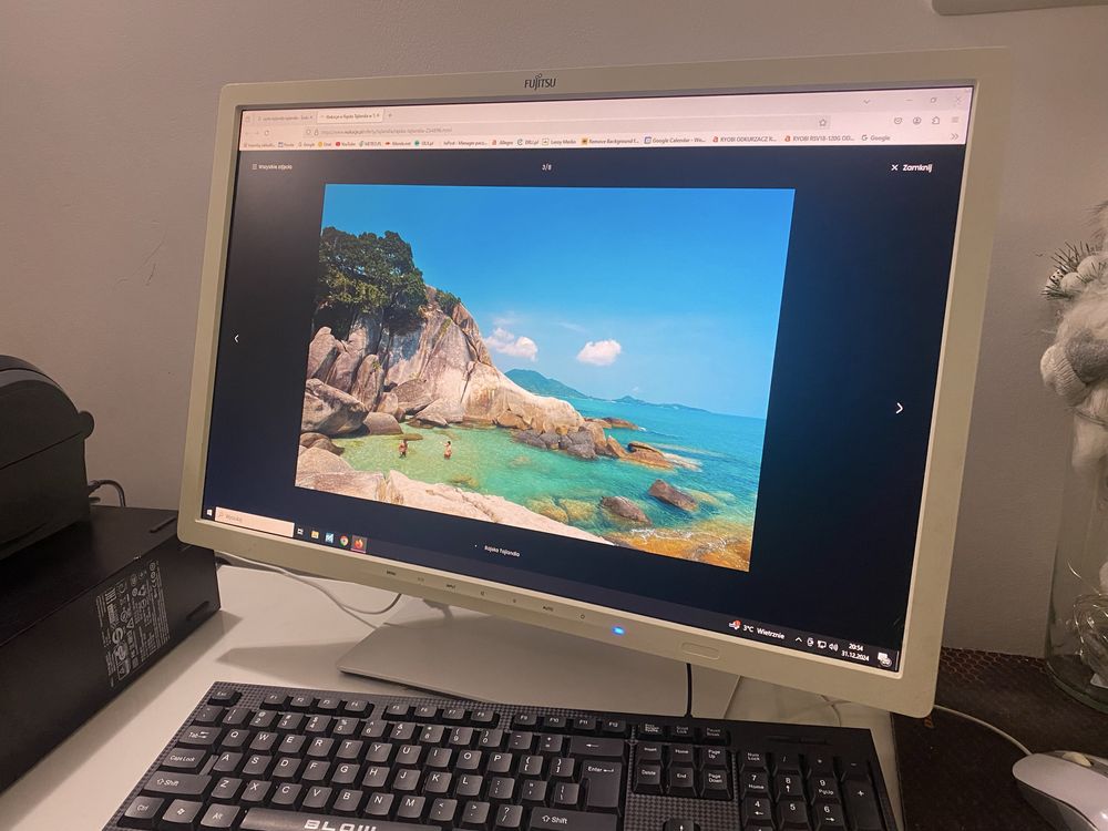 Monitor FUJITSU 24 LCD regulowany w różnych płaszczyznach