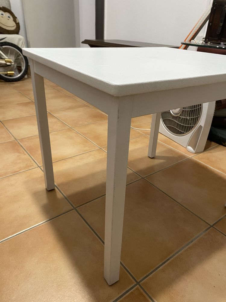 Mesa de madeira pintada de branco