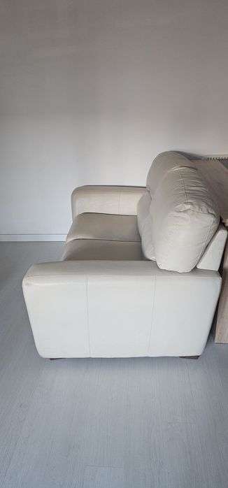 Sofá Elegante de Couro - Conforto e Estilo Moderno por Preço Acessível