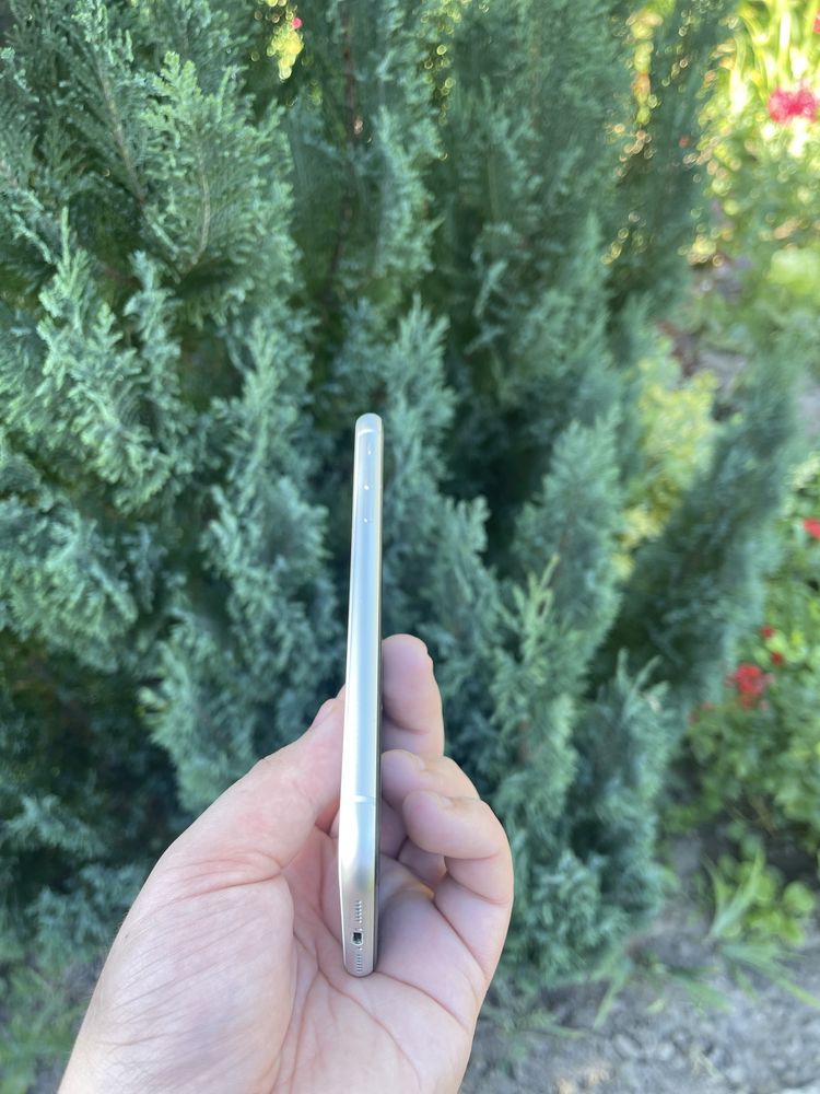 Оформили!! Iphone XR на 128 GB Neverlock в кольорі White