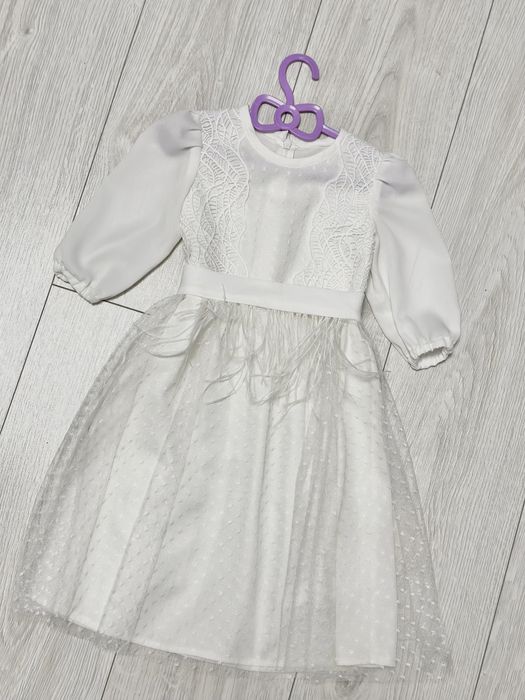 Білосніжна сукня для дівчинки