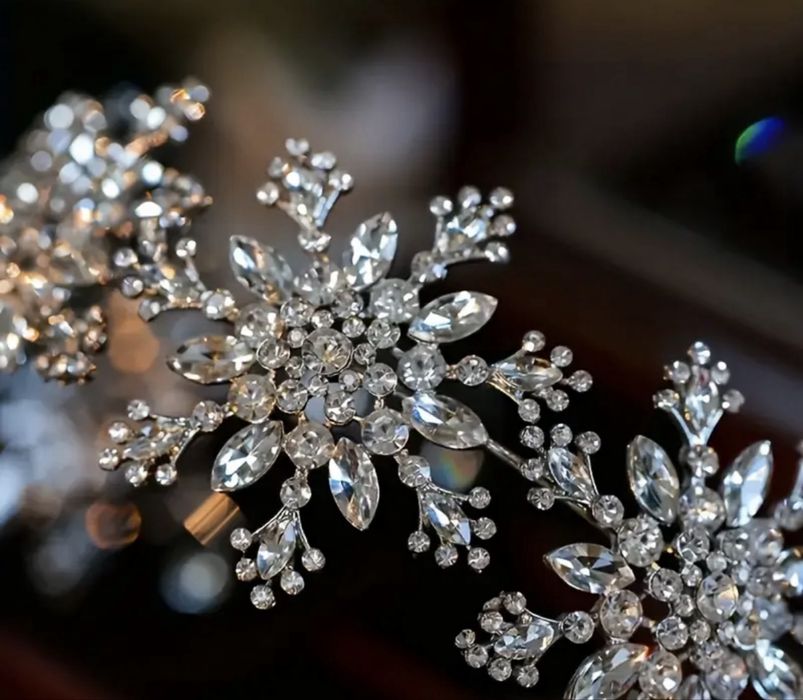 Святковий обруч для волосся з кришталевими сніжинками.