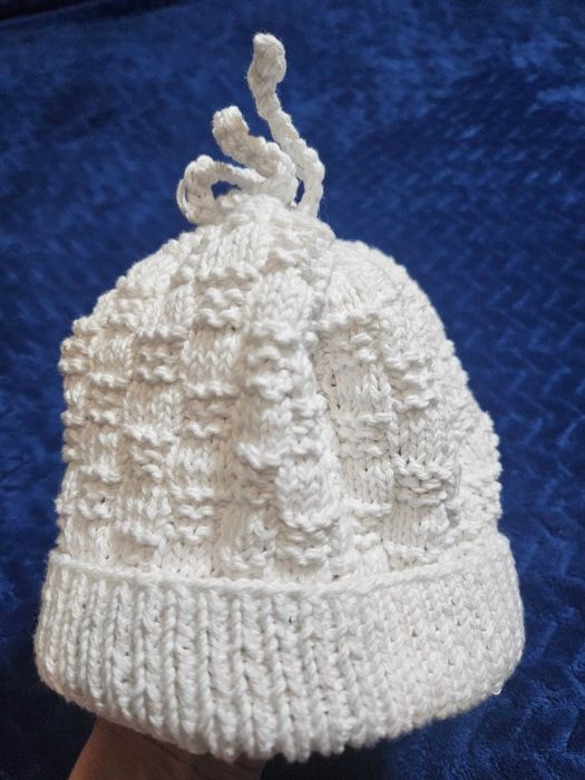 Czapka czapeczka robiona na drutach