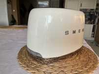 Toster SMEG w kolorze kremowym