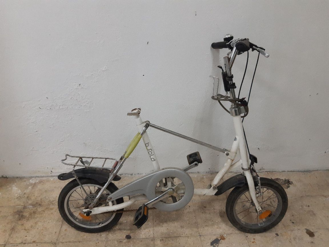 Comoda, bicicleta e aparelho de ginástica