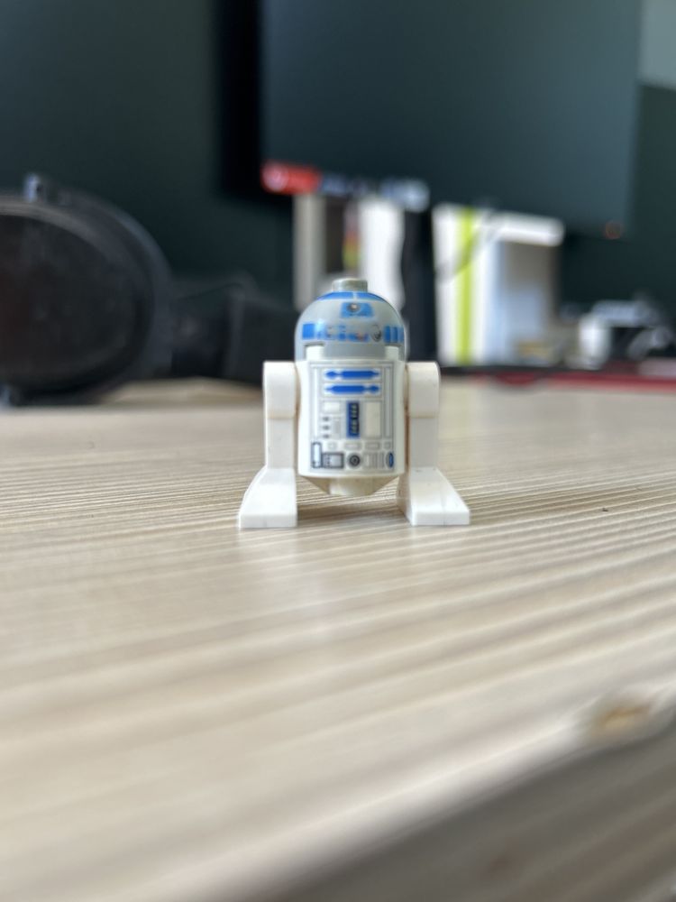 R2D2 model lego w nie najgorszym stanie