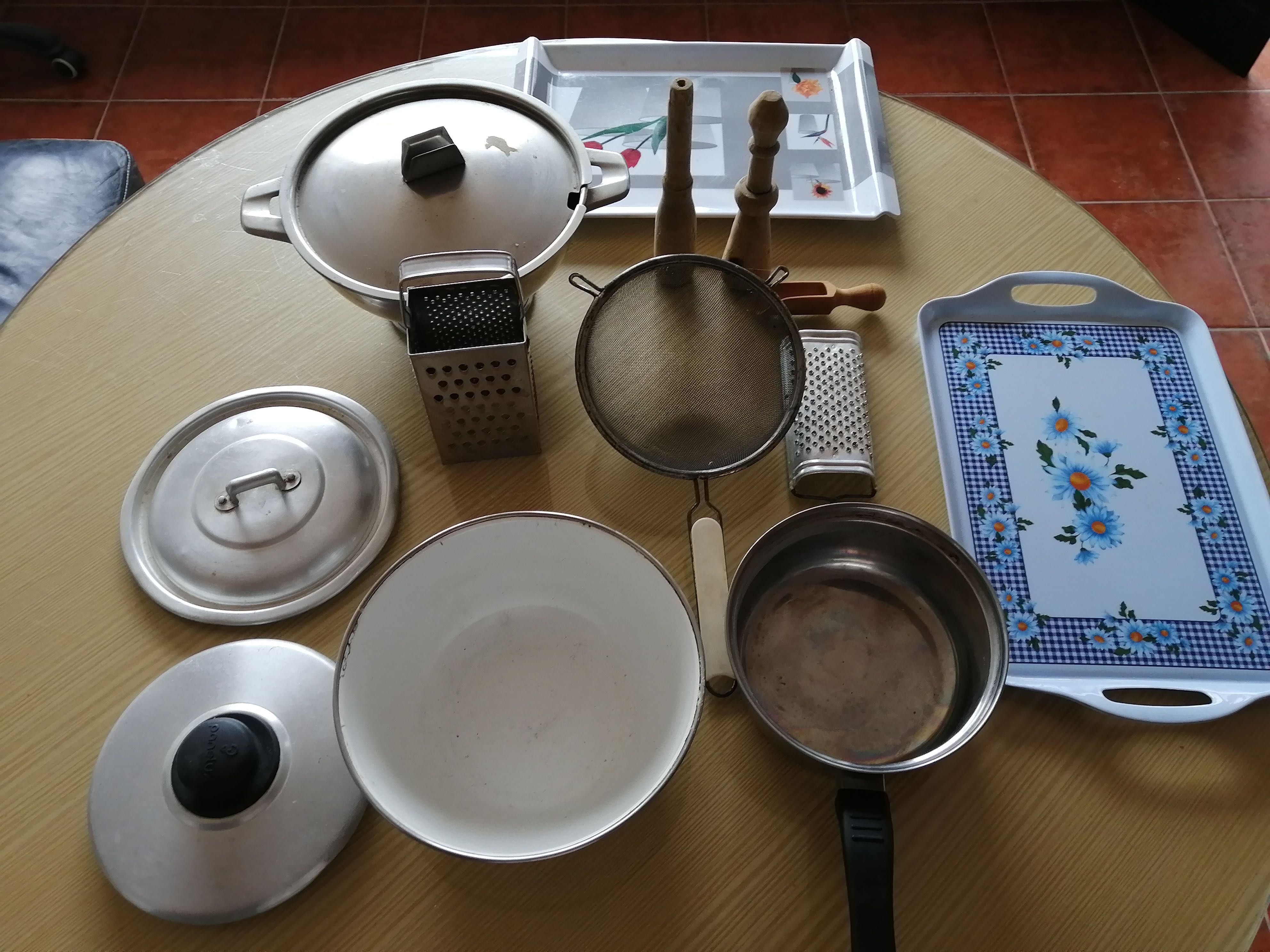 caixote com 14 utensílios de cozinha