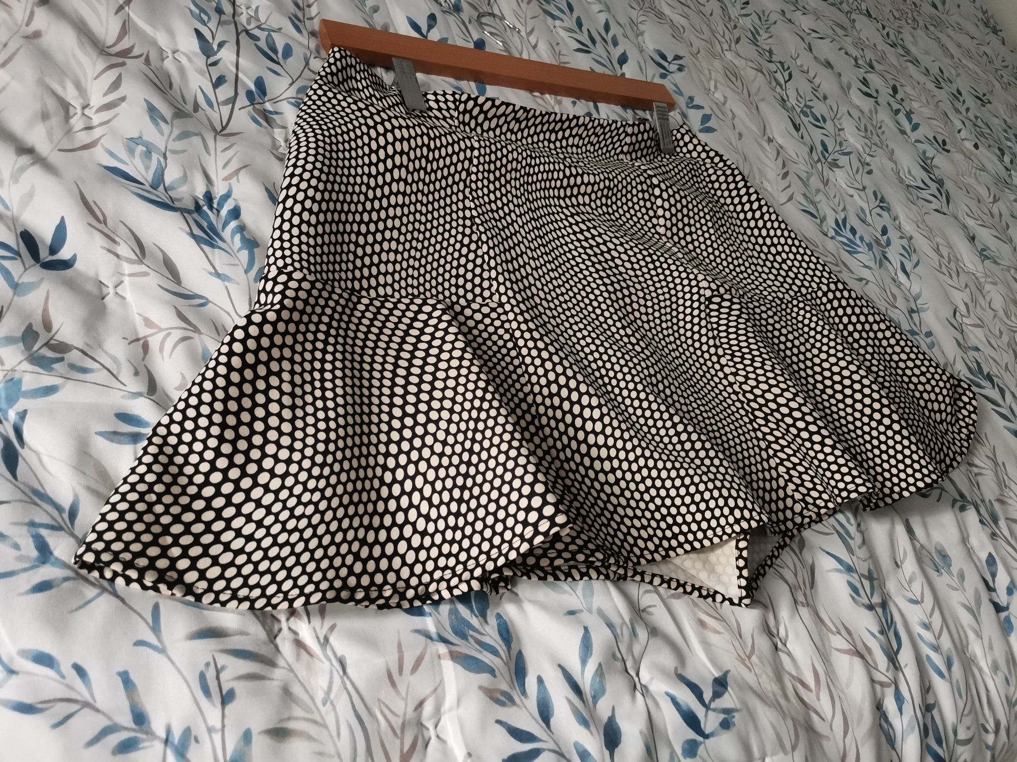 Mini saia calção preta e branca às pintinhas, 40 Stradivarius