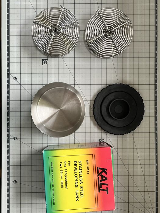 Koreks stalowy i dwie szpule do wywoływania filmow 35mm