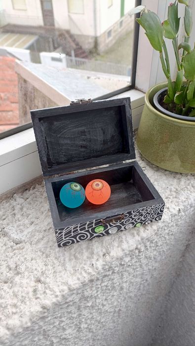 Caixa de Madeira, Pintada à mão