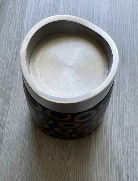 Peça Decorativa com Bambu Incrustado e Acabamento Metálico