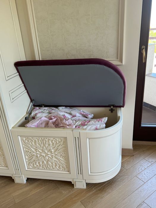 Дві шафи з мʼякими частинами та оздобленням