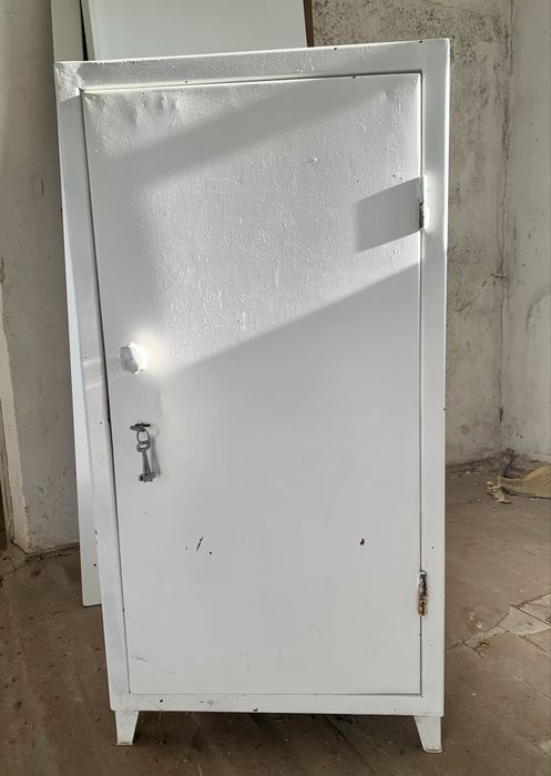 Металевий шкаф для документів