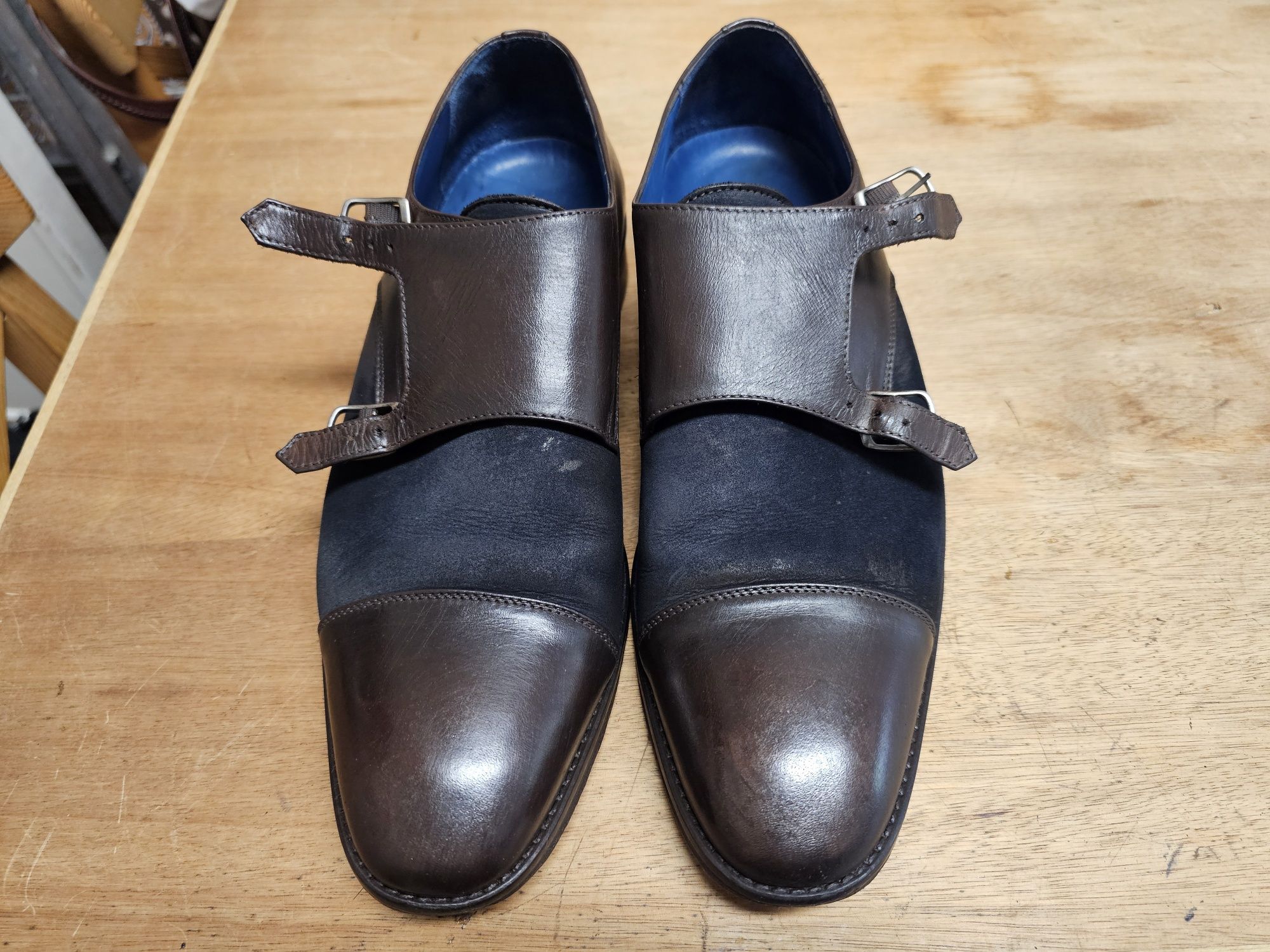 Sapatos todos em pele para desocupar