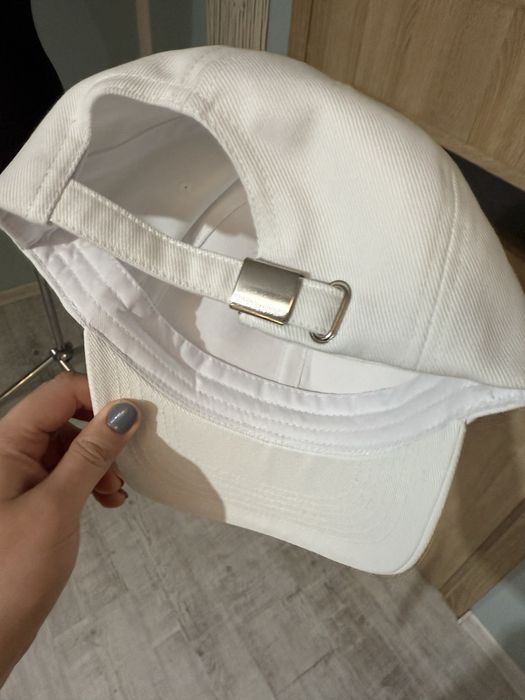 Biała czapeczka czapka z daszkiem Prosto merch Axe róże
