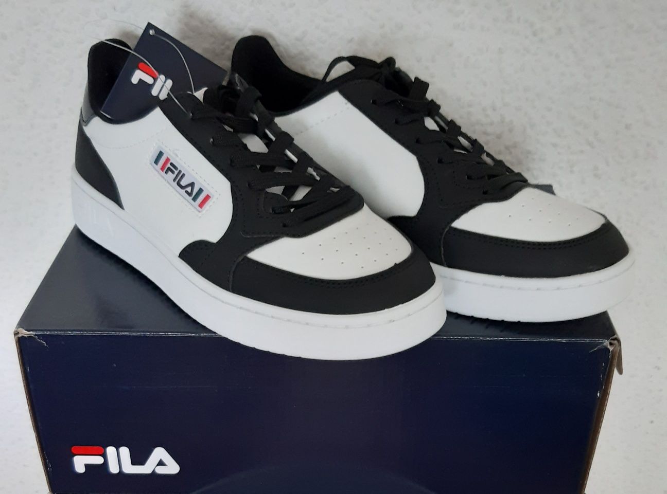 Sneakersy damskie Fila biało czarne rozmiar 38