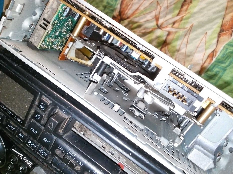 автомобильные магнитолы на запчасти 4 шт.