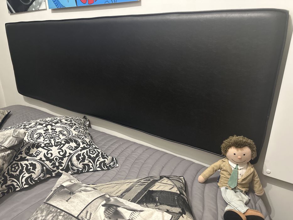 Vendo cabeceira de pele preta e estrutura cama