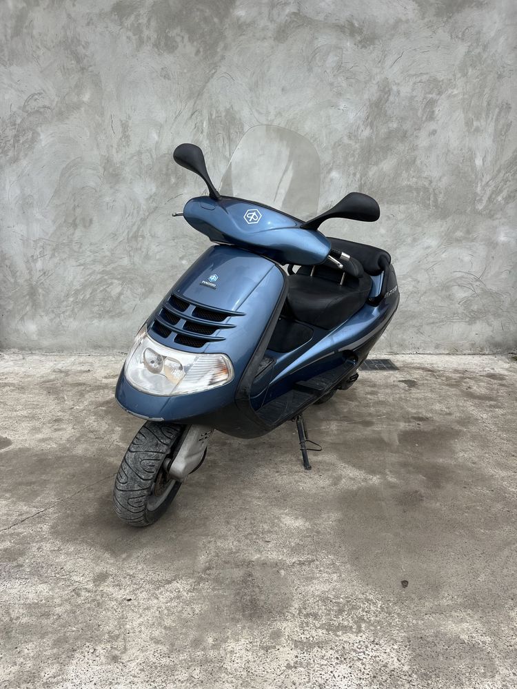Скутер Piaggio Hexagon