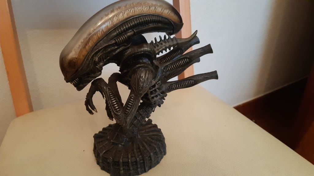 Figura alien em resina