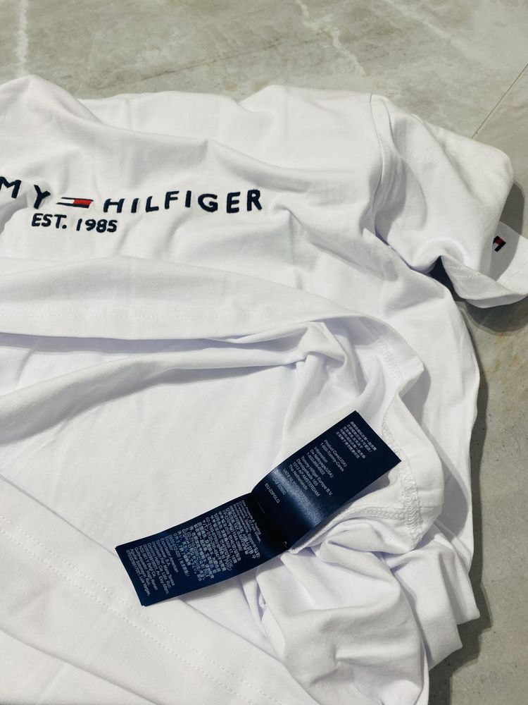 Biały t-shirt Tommy Hilfiger EST r. L logo haft